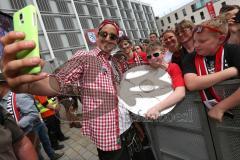 FC Ingolstadt 04 - Meisterfeier - Bundesliga Aufstieg - voller Rathausplatz - Stimmung - Fans - Autogramme und Selfies Fotos mit Benjamin Hübner (5, FCI)