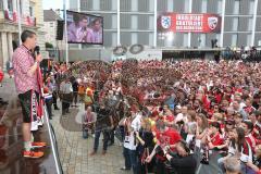 FC Ingolstadt 04 - Meisterfeier - Bundesliga Aufstieg - voller Rathausplatz - Stimmung - Fans - Ralph Gunesch (26, FCI) wird verabschiedet