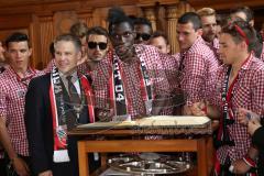 FC Ingolstadt 04 - Meisterfeier - Bundesliga Aufstieg - voller Rathausplatz - Stimmung - Fans - Historischer Sitzungssaal, Eintrag ins Goldene Buch - Oberbürgermeister Dr. Christian Lösel Danny da Costa (21, FCI)