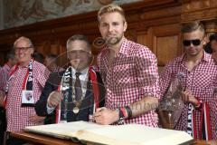 FC Ingolstadt 04 - Meisterfeier - Bundesliga Aufstieg - voller Rathausplatz - Stimmung - Fans - Historischer Sitzungssaal, Eintrag ins Goldene Buch - Oberbürgermeister Dr. Christian Lösel mit Michael Zant (13, FCI)