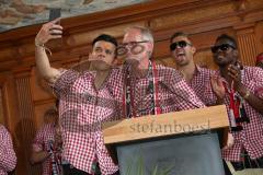 FC Ingolstadt 04 - Meisterfeier - Bundesliga Aufstieg - voller Rathausplatz - Stimmung - Fans - Historischer Sitzungssaal, Eintrag ins Goldene Buch - Aufsichtsratsvorsitzender Dr.-Ing. Frank Dreves Selfie mit Alfredo Morales (6, FCI)