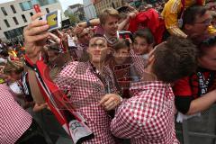 FC Ingolstadt 04 - Meisterfeier - Bundesliga Aufstieg - voller Rathausplatz - Stimmung - Fans - Autogramme und Selfies Fotos mit Ralph Gunesch (26, FCI)