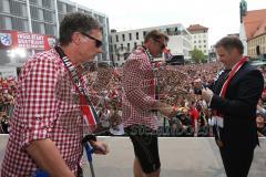 FC Ingolstadt 04 - Meisterfeier - Bundesliga Aufstieg - voller Rathausplatz - Stimmung - Fans - Verleihung Goldene Medaille der Stadt - Oberbürgermeister Dr. Christian Lösel mit Cheftrainer Ralph Hasenhüttl (FCI)