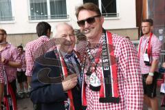 FC Ingolstadt 04 - Meisterfeier - Bundesliga Aufstieg - voller Rathausplatz - Stimmung - Fans - Verleihung Goldene Medaille der Stadt - Sepp Misslbeck mit Cheftrainer Ralph Hasenhüttl (FCI)