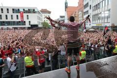 FC Ingolstadt 04 - Meisterfeier - Bundesliga Aufstieg - voller Rathausplatz - Stimmung - Fans - Ralph Gunesch (26, FCI) spricht vor den Fans und animiert zum Klatschen