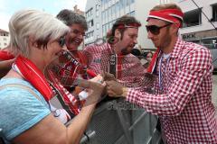 FC Ingolstadt 04 - Meisterfeier - Rathausplatz - Stimmung, Fans Fahnen Schal, Bundesligaaufstieg, voller Rathausplatz, Autogramme Selfies mit Moritz Hartmann (9, FCI)