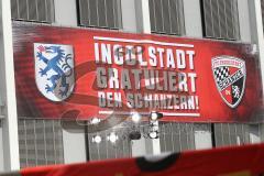 FC Ingolstadt 04 - Meisterfeier - Bundesliga Aufstieg - voller Rathausplatz - Stimmung - Fans - Banner am Neuen Rathaus