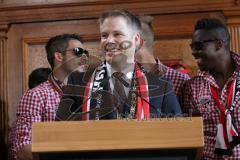 FC Ingolstadt 04 - Meisterfeier - Bundesliga Aufstieg - voller Rathausplatz - Stimmung - Fans - Historischer Sitzungssaal, Eintrag ins Goldene Buch - Oberbürgermeister Dr. Christian Lösel