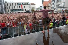 FC Ingolstadt 04 - Meisterfeier - Rathausplatz - Stimmung, Fans Fahnen Schal, Bundesligaaufstieg Welle mit Ralph Gunesch (26, FCI)