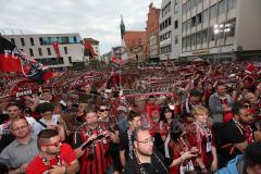 FC Ingolstadt 04 - Meisterfeier - Rathausplatz - Stimmung, Fans Fahnen Schal, Bundesligaaufstieg