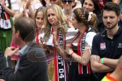 FC Ingolstadt 04 - Meisterfeier - Bundesliga Aufstieg - voller Rathausplatz - Stimmung - Fans - Karl-Heinz Lappe (25, FCI) wird verabschiedet und Frau Magdalena Lappe weint