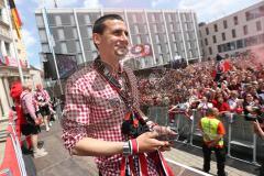 FC Ingolstadt 04 - Meisterfeier - Bundesliga Aufstieg - voller Rathausplatz - Stimmung - Fans - Ralph Gunesch (26, FCI) auf der Bühne