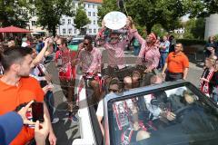 FC Ingolstadt 04 - Meisterfeier - Auto Corso vom Audi Sportpark in die Stadt - Paradeplatz Roger de Oliveira Bernardo (8, FCI) Cheftrainer Ralph Hasenhüttl (FCI) Marvin Matip (34, FCI) Meisterschale Bundesligaaufstieg