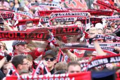FC Ingolstadt 04 - Meisterfeier - Bundesliga Aufstieg - voller Rathausplatz - Stimmung - Fans - 9000 Zuschauer Fans zeiogen ihre Fanschals