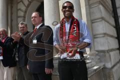 FC Ingolstadt 04 - Meisterfeier - Bundesliga Aufstieg - voller Rathausplatz - Stimmung - Fans - Henry Okorafor