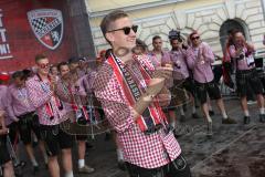 FC Ingolstadt 04 - Meisterfeier - Bundesliga Aufstieg - voller Rathausplatz - Stimmung - Fans - Julian Günther-Schmidt (31, FCI) wird verabschiedet