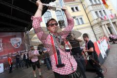 FC Ingolstadt 04 - Meisterfeier - Rathausplatz - Stimmung, Fans Fahnen Schal, Verleihung Goldene Medaille der Stadt, Oberbürgermeister Christian Lösel und Cheftrainer Ralph Hasenhüttl (FCI) mit Meisterschale Bundesligaaufstieg