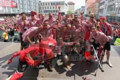 FC Ingolstadt 04 - Meisterfeier - Auto Corso vom Audi Sportpark in die Stadt - Mannschaftsfoto vor den Fans Rathausplatz Bundesligaaufstieg mit Schanzi