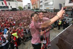 FC Ingolstadt 04 - Meisterfeier - Bundesliga Aufstieg - voller Rathausplatz - Stimmung - Fans - Ralph Gunesch (26, FCI) spricht vor den Fans und animiert zum Klatschen, Selfie mit Alfredo Morales (6, FCI)