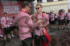 FC Ingolstadt 04 - Meisterfeier - Bundesliga Aufstieg - voller Rathausplatz - Stimmung - Fans - Julian Günther-Schmidt (31, FCI) wird verabschiedet von Cheftrainer Ralph Hasenhüttl (FCI)