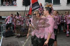 FC Ingolstadt 04 - Meisterfeier - Bundesliga Aufstieg - voller Rathausplatz - Stimmung - Fans - Lukas Hinterseer (16, FCI) singt und Bierdusche von Almog Cohen (36, FCI), Alfredo Morales (6, FCI)