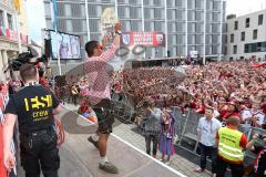 FC Ingolstadt 04 - Meisterfeier - Rathausplatz - Stimmung, Fans Fahnen Schal, Verleihung Goldene Medaille der Stadt, Oberbürgermeister Christian Lösel und Marvin Matip (34, FCI) mit Meisterschale Bundesligaaufstieg