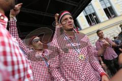 FC Ingolstadt 04 - Meisterfeier - Bundesliga Aufstieg - voller Rathausplatz - Stimmung - Fans - Torwart Andre Weis (33,FCI) wird verabschiedet, Tränen, links Moritz Hartmann (9, FCI)