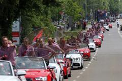 FC Ingolstadt 04 - Meisterfeier - Auto Corso vom Audi Sportpark in die Stadt - Manchinger Strasse Zuschauer Bundesligaaufstieg