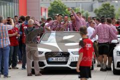 FC Ingolstadt 04 - Meisterfeier - Auto Corso vom Audi Sportpark in die Stadt - Alfredo Morales (6, FCI) Danilo Soares Teodoro (15, FCI) Lukas Hinterseer (16, FCI) machen Selfie