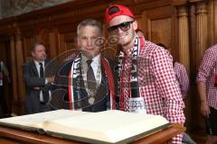 FC Ingolstadt 04 - Meisterfeier - Bundesliga Aufstieg - voller Rathausplatz - Stimmung - Fans - Historischer Sitzungssaal, Eintrag ins Goldene Buch - Oberbürgermeister Dr. Christian Lösel mit Pascal Groß (10, FCI)