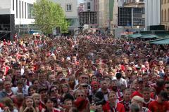 FC Ingolstadt 04 - Meisterfeier - Rathausplatz - Stimmung, Fans Fahnen Schal, Bundesligaaufstieg, Voller Rathausplatz