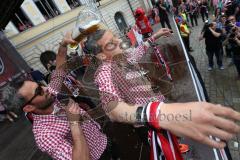 FC Ingolstadt 04 - Meisterfeier - Bundesliga Aufstieg - voller Rathausplatz - Stimmung - Fans - Ralph Gunesch (26, FCI) spricht vor den Fans und animiert zum Klatschen und bekommt Bierdusche von Torwart Ramazan Özcan (1, FCI)