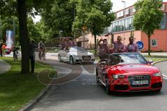 FC Ingolstadt 04 - Meisterfeier - Auto Corso vom Audi Sportpark in die Stadt - Donaubrücke Zuschauer Bundesligaaufstieg