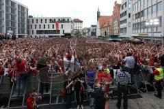 FC Ingolstadt 04 - Meisterfeier - Rathausplatz - Stimmung, Fans Fahnen Schal, Bundesligaaufstieg Welle