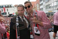 FC Ingolstadt 04 - Meisterfeier - Bundesliga Aufstieg - voller Rathausplatz - Stimmung - Fans - Verleihung Goldene Medaille der Stadt - Oberbürgermeister Dr. Christian Lösel mit Julian Günther-Schmidt (31, FCI)