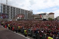 FC Ingolstadt 04 - Meisterfeier - Rathausplatz - Stimmung, Fans Fahnen SchalBundesligaaufstieg