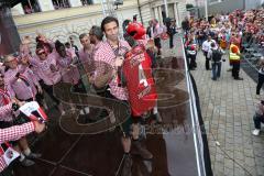 FC Ingolstadt 04 - Meisterfeier - Bundesliga Aufstieg - voller Rathausplatz - Stimmung - Fans - Andre Mijatović (4, FCI) wird verabschiedet