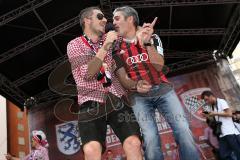 FC Ingolstadt 04 - Meisterfeier - Rathausplatz - Stimmung, Fans Fahnen Schal, Bundesligaaufstieg Mathew Leckie (7, FCI) singt mit Stadionsprecher Italo Mele