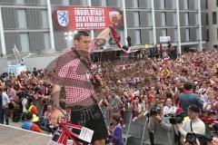 FC Ingolstadt 04 - Meisterfeier - Bundesliga Aufstieg - voller Rathausplatz - Stimmung - Fans - Verleihung Goldene Medaille der Stadt - Oberbürgermeister Dr. Christian Lösel mit Ralph Gunesch (26, FCI)