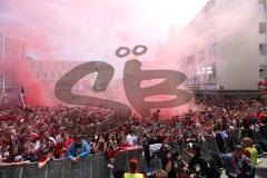 FC Ingolstadt 04 - Meisterfeier - Auto Corso vom Audi Sportpark in die Stadt - Rathausplatz - Stimmung, Fans Fahnen Jubel, Bundesligaaufstieg