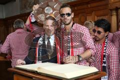 FC Ingolstadt 04 - Meisterfeier - Bundesliga Aufstieg - voller Rathausplatz - Stimmung - Fans - Historischer Sitzungssaal, Eintrag ins Goldene Buch - Oberbürgermeister Dr. Christian Lösel mit Torwart Christian Ortag (39, FCI)