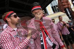 FC Ingolstadt 04 - Meisterfeier - Bundesliga Aufstieg - voller Rathausplatz - Stimmung - Fans - Torwart Andre Weis (33,FCI) wird verabschiedet, Tränen, links Moritz Hartmann (9, FCI)