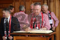 FC Ingolstadt 04 - Meisterfeier - Alter Sitzungssaal - Rathausplatz - Oberbürgermeister Dr. Christian Lösel Stimmung, Eintrag ins goldene Buch, Martin Wagener (Audi) Bundesligaaufstieg