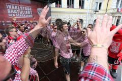 FC Ingolstadt 04 - Meisterfeier - Rathausplatz - Stimmung, Fans Fahnen Schal, Bundesligaaufstieg Verabschiedung Andre Mijatović (4, FCI)