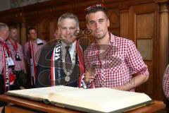 FC Ingolstadt 04 - Meisterfeier - Bundesliga Aufstieg - voller Rathausplatz - Stimmung - Fans - Historischer Sitzungssaal, Eintrag ins Goldene Buch - Oberbürgermeister Dr. Christian Lösel mit Stefan Lex (14, FCI)