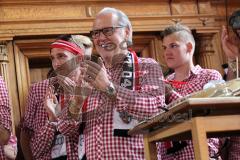 FC Ingolstadt 04 - Meisterfeier - Bundesliga Aufstieg - voller Rathausplatz - Stimmung - Fans - Historischer Sitzungssaal, Eintrag ins Goldene Buch - Vorsitzender des Vorstandes Peter Jackwerth (FCI)