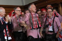 FC Ingolstadt 04 - Meisterfeier - Bundesliga Aufstieg - voller Rathausplatz - Stimmung - Fans - Historischer Sitzungssaal, Eintrag ins Goldene Buch - Frank Dreves Geschäftsführer Harald Gärtner (FCI) Geschäftsführer Franz Spitzauer (FCI)