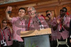 FC Ingolstadt 04 - Meisterfeier - Bundesliga Aufstieg - voller Rathausplatz - Stimmung - Fans - Historischer Sitzungssaal, Eintrag ins Goldene Buch - Vorsitzender des Vorstandes Peter Jackwerth (FCI) Selfie mit Alfredo Morales (6, FCI)