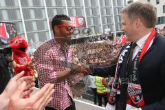 FC Ingolstadt 04 - Meisterfeier - Bundesliga Aufstieg - voller Rathausplatz - Stimmung - Fans - Verleihung Goldene Medaille der Stadt - Marvin Matip (34, FCI) mit Meisterschale bei Oberbürgermeister Dr. Christian Lösel