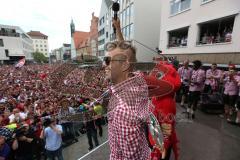 FC Ingolstadt 04 - Meisterfeier - Bundesliga Aufstieg - voller Rathausplatz - Stimmung - Fans - Lukas Hinterseer (16, FCI) singt